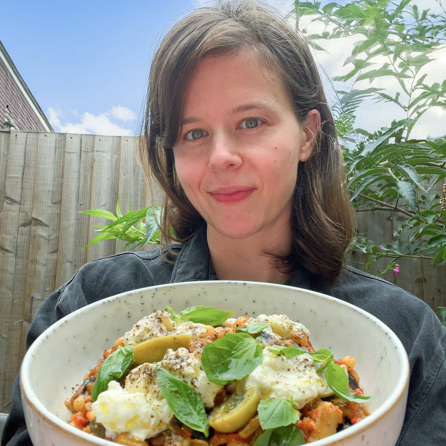 Caponata d&#39;aubergines avec fregola, burrata et olives
