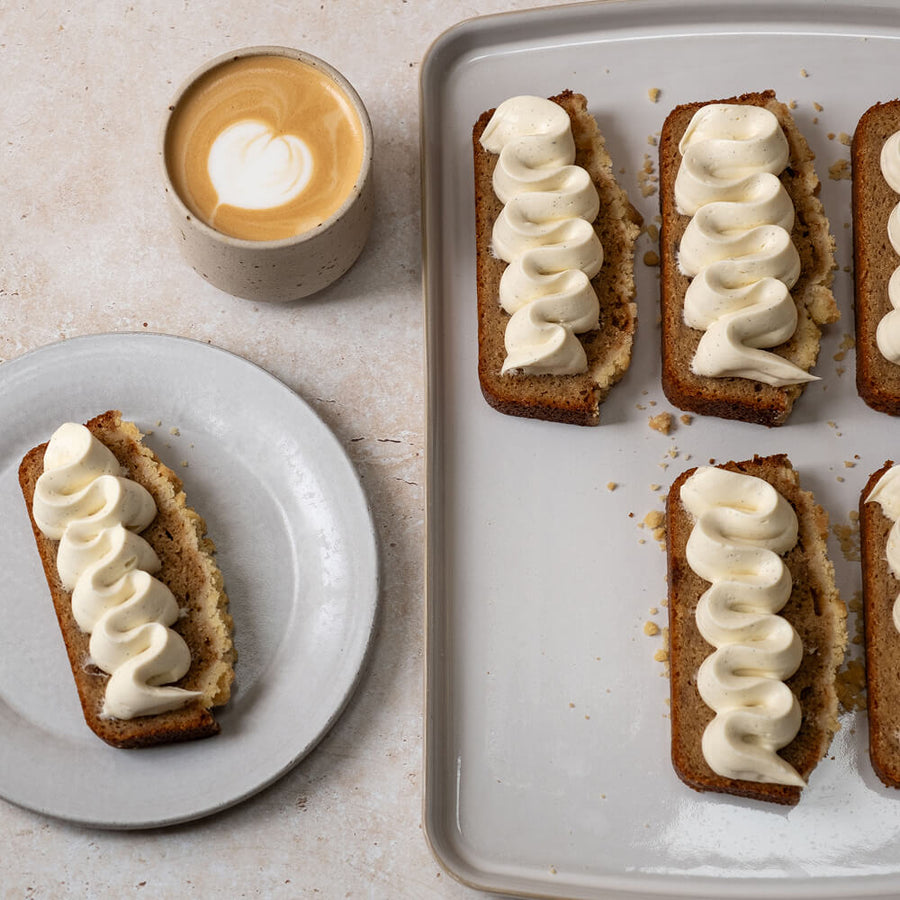 Pain à la banane avec ganache au fromage à la crème fouetté, par Edd Kimber