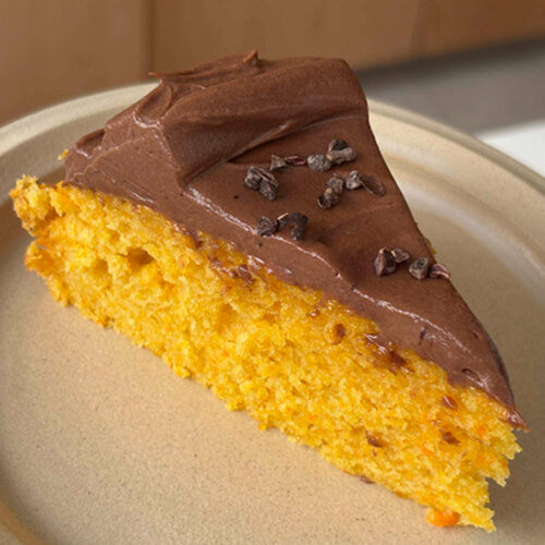 Gâteau soleil aux carottes et à l'orange avec glaçage au chocolat