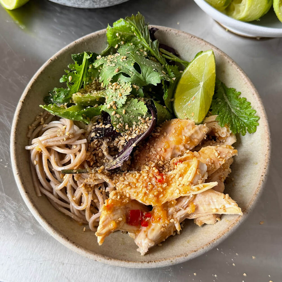 Poulet croustillant avec salade de feuilles, citron vert, gingembre et sésame