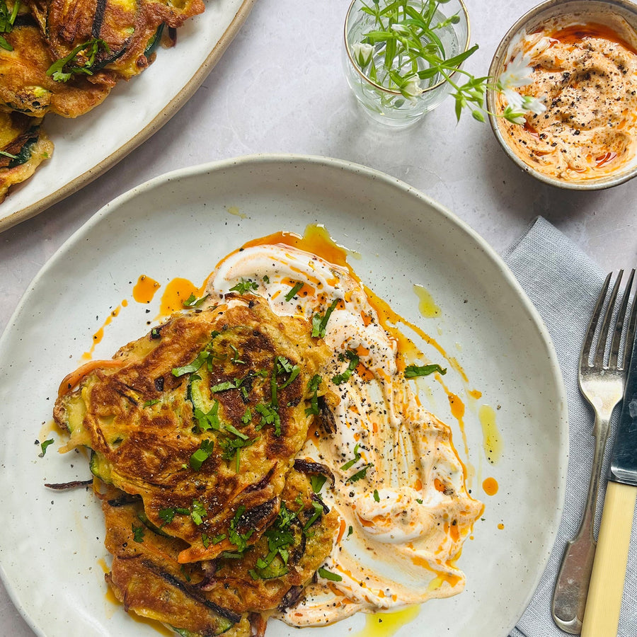 Beignets de carottes, courgettes et halloumi avec sauce au yaourt et chipotle