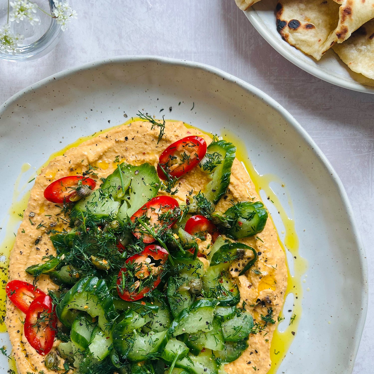 Houmous à la harissa, concombre mariné