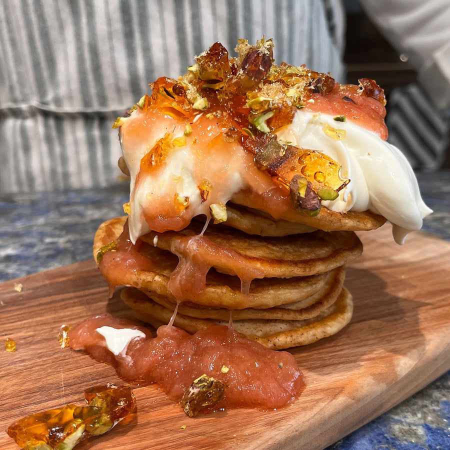 Pancakes au levain à la rhubarbe et aux pistaches