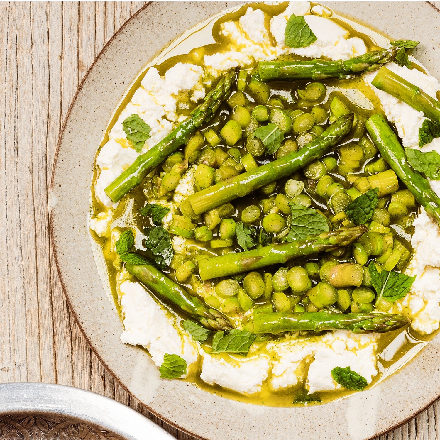 Les caillés de yaourt frais avec asperge et menthe, par Sertaç Dirik