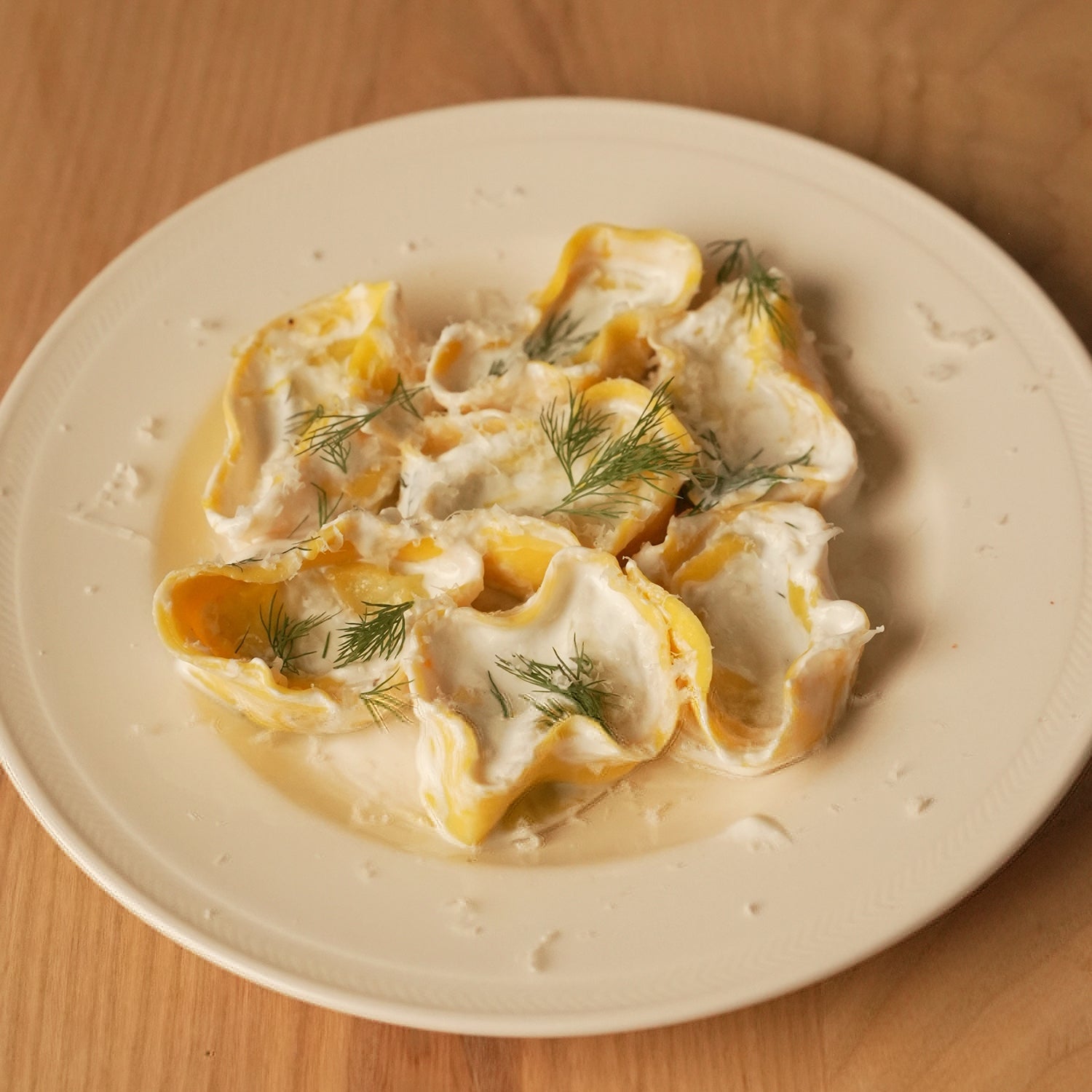 Les cappelletti fourrées aux pommes de terre et à la menthe, servies dans une sauce au mascarpone et à l&#39;aneth, par Mateo Zielonka