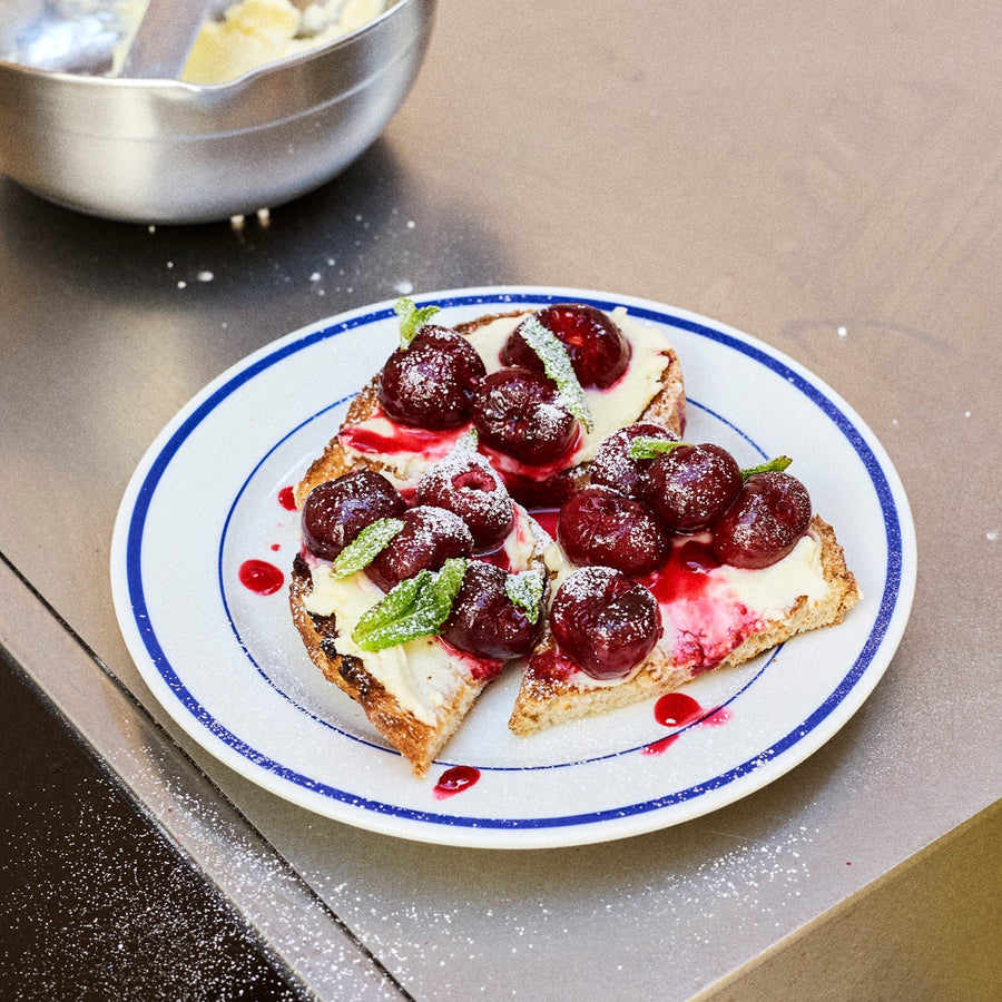 Toasts aux cerises rôties, mascarpone et basilic
