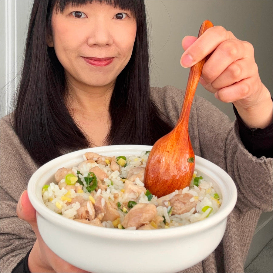 Poulet au riz au micro-ondes avec sauce à l'oignon nouveau et au gingembre