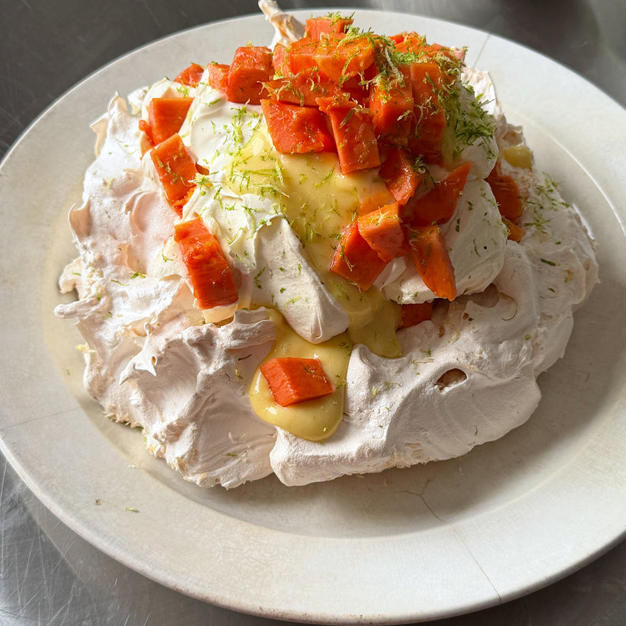 Pavlova à la noix de coco, crème au citron vert, papaye et chantilly