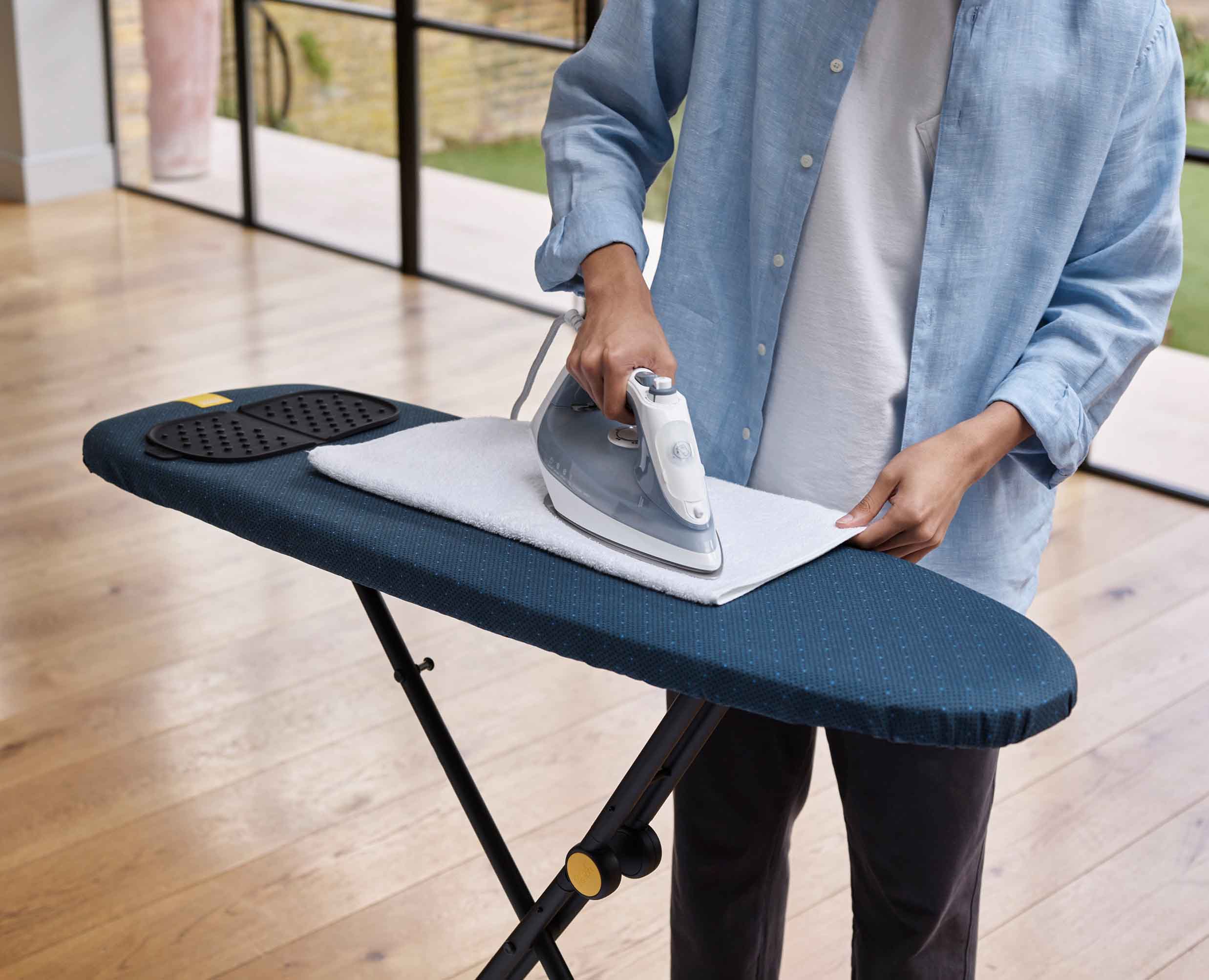 Planche à repasser de table brevetée, pieds pliables, peu encombrant, gris,  bleu