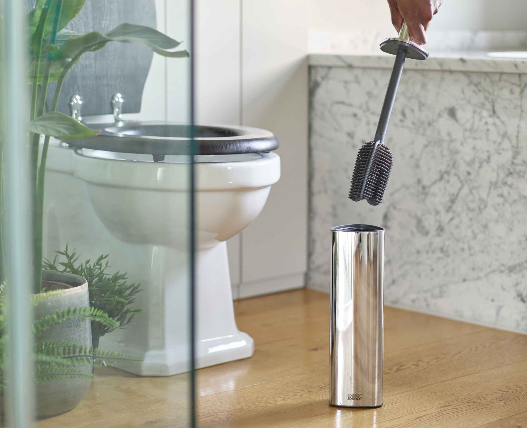 Brosse de toilettes Flex™ 360 Luxe avec finition en acier inoxydable