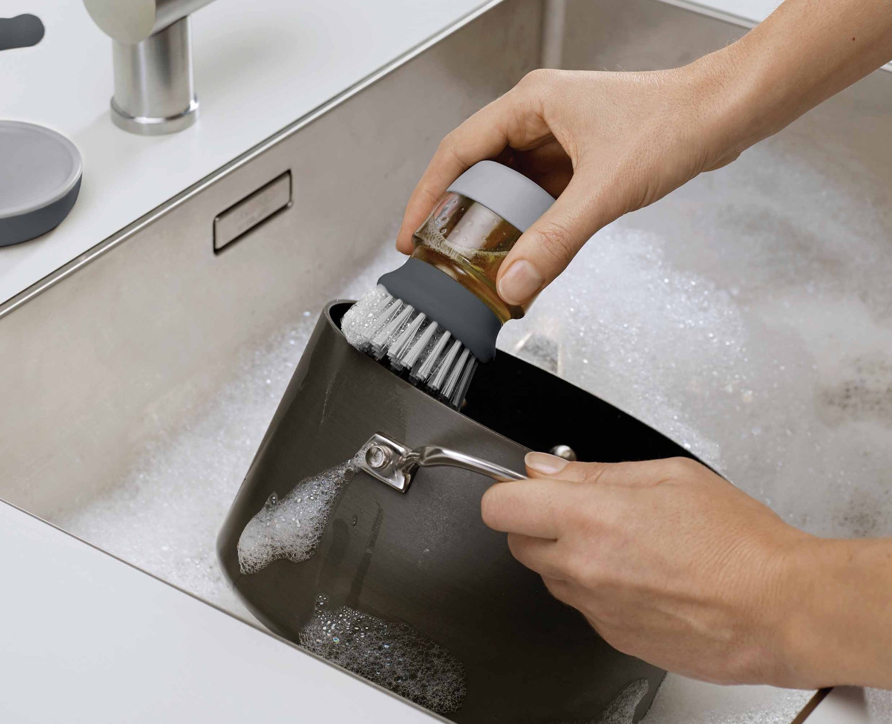 Brosse avec réservoir de liquide vaisselle – CooknScrub